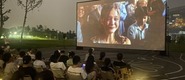 （国产浪逼转载）成都秋夜“新耍法”：到公园看坝坝电影
